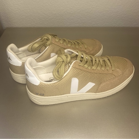 EUC/LIKE NEW VEJA V-12 VEGAN ALVEOMESH IN DUNE WHITE - SIZE 6 - Picture 11 of 16